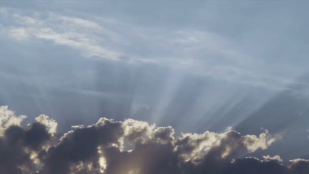 Nubes celestiales con rayos de sol — Vídeo de stock