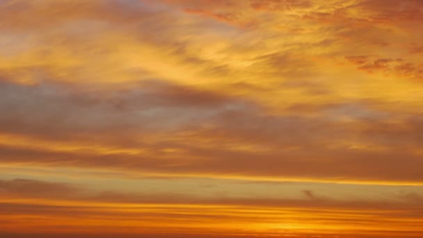 Morgensonnenaufgang durch die Wolken — Stockvideo