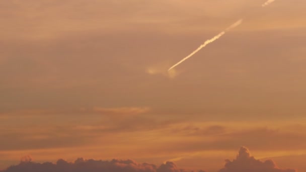 Rastros de la aeronave al atardecer — Vídeos de Stock