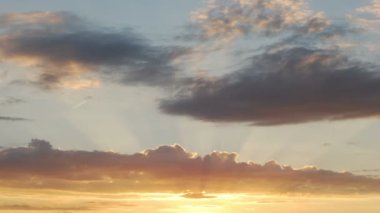 Güneş ışınları ile göksel bulutlar