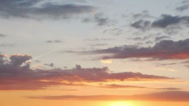 Gün batımında uçak izleri