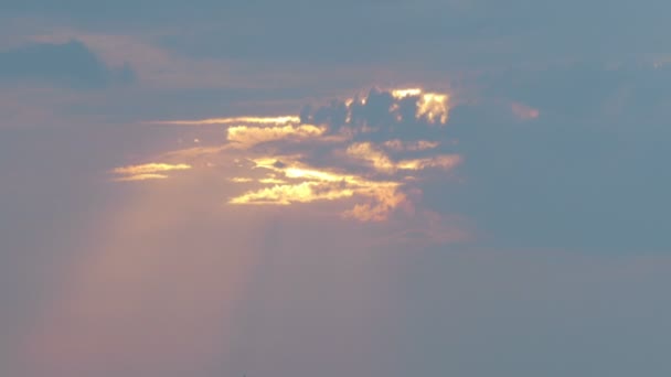 태양 광선으로 하늘 구름 — 비디오