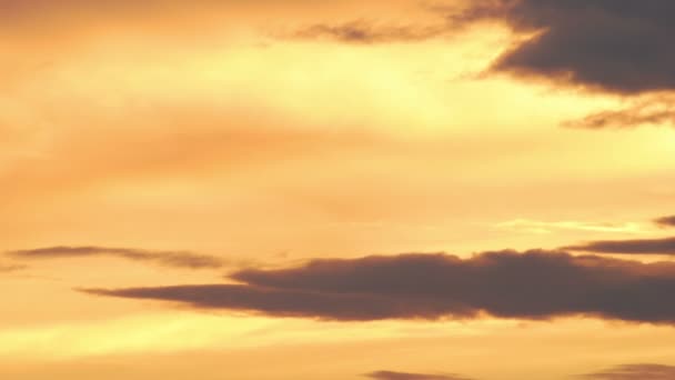 Abendsonnenuntergang durch die Wolken — Stockvideo