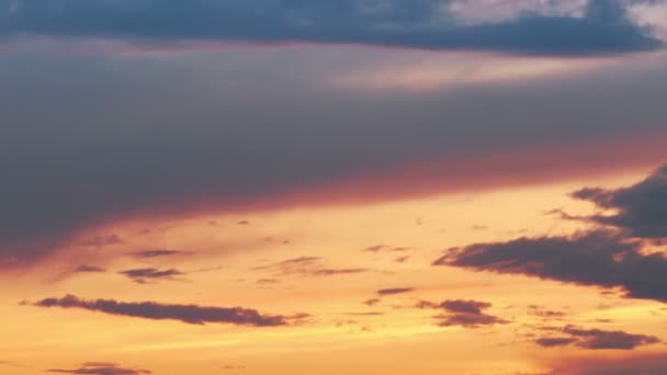 Coucher de soleil du soir à travers les nuages — Video