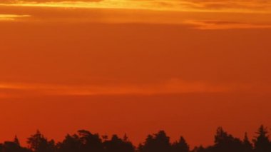 Sabah gündoğumu Bulutların arasından