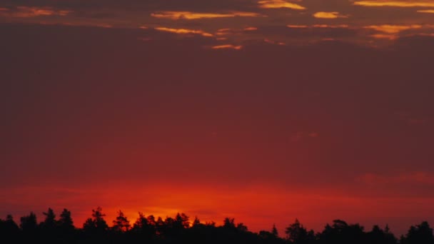 Ochtend zonsopgang door de wolken — Stockvideo