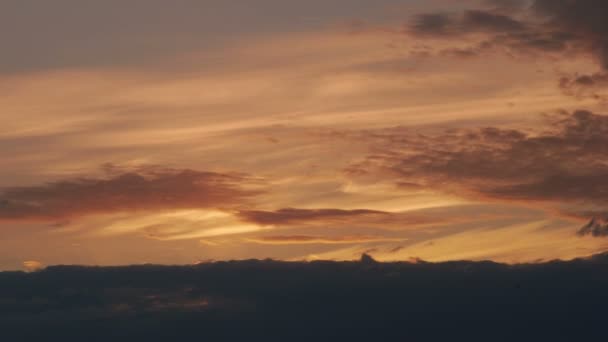 Morgensonnenaufgang durch die Wolken — Stockvideo