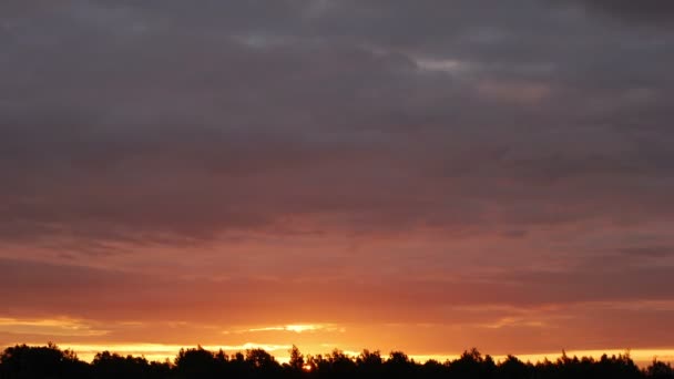 Ochtend zonsopgang door de wolken — Stockvideo
