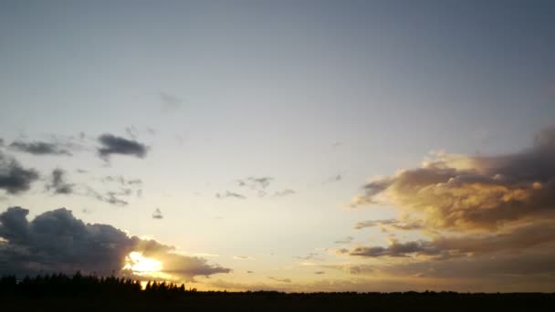 Atardecer a través de las nubes — Vídeo de stock