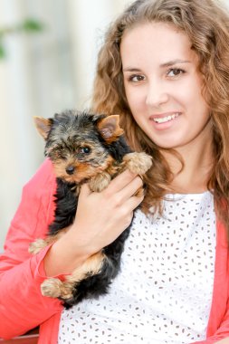 kadın güzel genç uzun saçlı küçük köpek tutunarak mutlu 