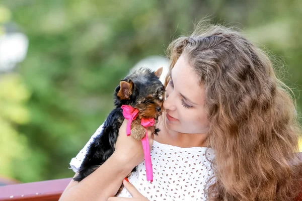 Kvinnan vackra unga nöjd med långt hår håller små hund på — Stockfoto