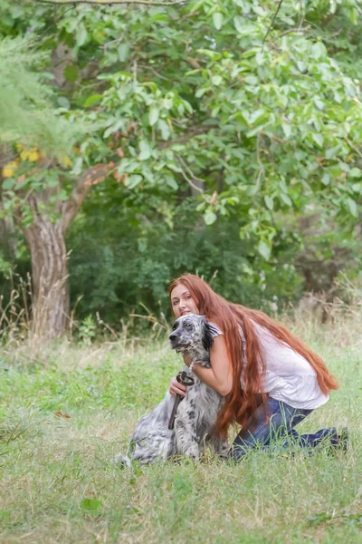 Venkovní portrét mladé šťastná žena se psem na přírodní pozadí — Stock fotografie