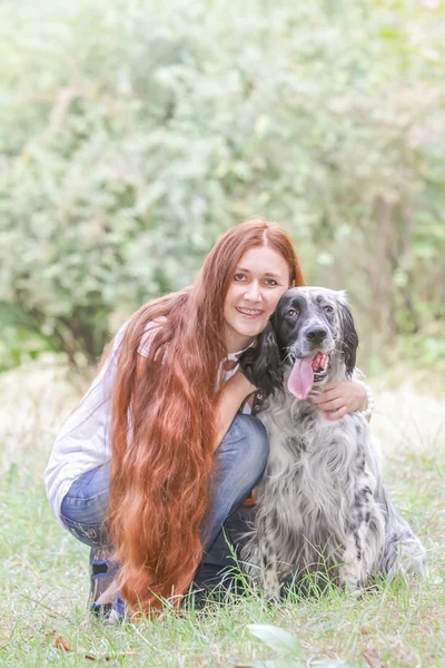 Retrato ao ar livre de jovem mulher feliz com cão no backgr natural — Fotografia de Stock