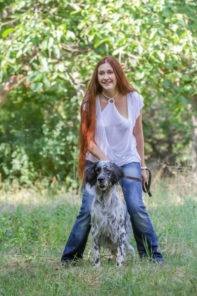 Retrato ao ar livre de jovem mulher feliz com cão no backgr natural — Fotografia de Stock