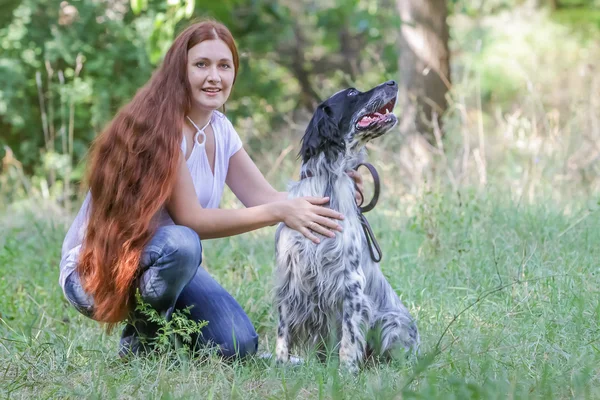 Retrato ao ar livre de jovem mulher feliz com cão no backgr natural — Fotografia de Stock