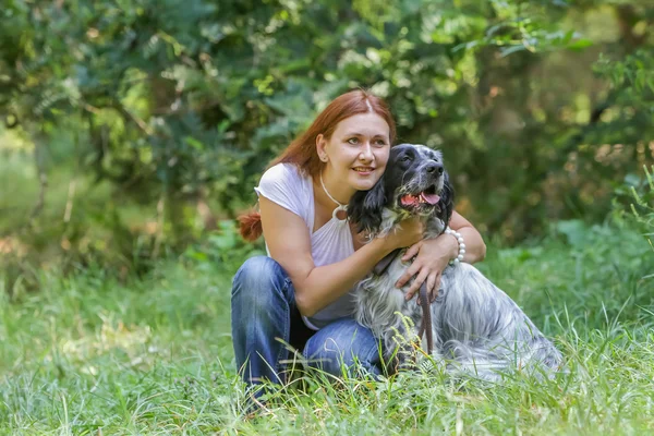 Retrato ao ar livre de jovem mulher feliz com cão no backgr natural — Fotografia de Stock
