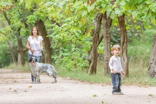 Giovane madre con bambino e cane godendo il loro tempo sulla natura , — Foto Stock