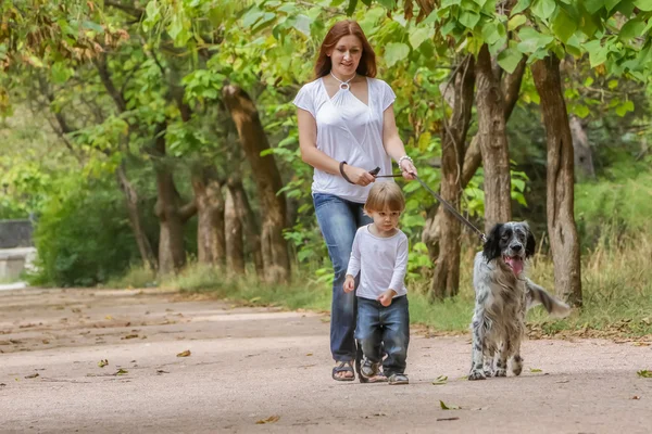 Junge Mutter mit Kleinkind und Hund genießt die Zeit in der Natur, — Stockfoto