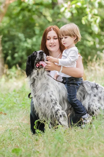 Junge Mutter mit Kleinkind und Hund genießt die Zeit in der Natur, — Stockfoto