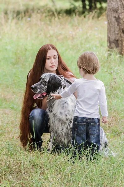 Ung mamma med barn och hund njuta av sin tid på natur, — Stockfoto