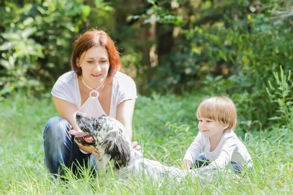 Giovane madre con bambino e cane godendo il loro tempo sulla natura , — Foto Stock