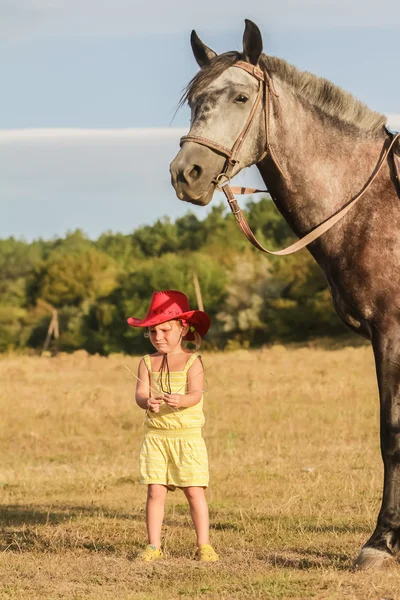 Outdoor Portret van gelukkig meisje berijden van een paard op de boerderij, rur — Stockfoto