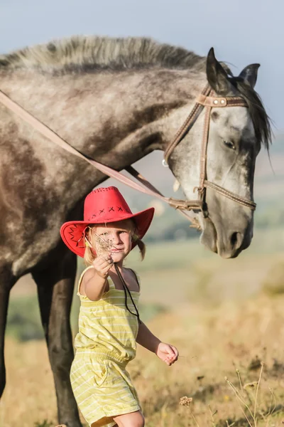 Outdoor Portret van gelukkig meisje berijden van een paard op de boerderij, rur — Stockfoto