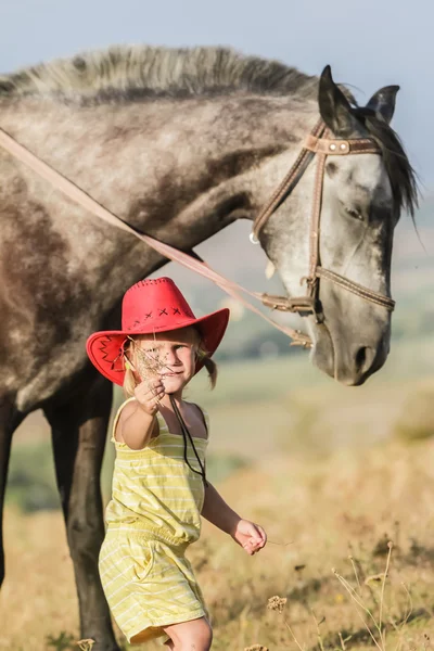 Utomhus porträtt av ung glad flicka Rider en häst på gården, rur — Stockfoto