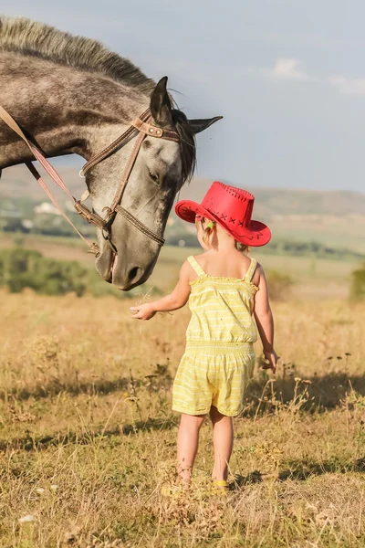 Outdoor Portret van gelukkig meisje berijden van een paard op de boerderij, rur — Stockfoto