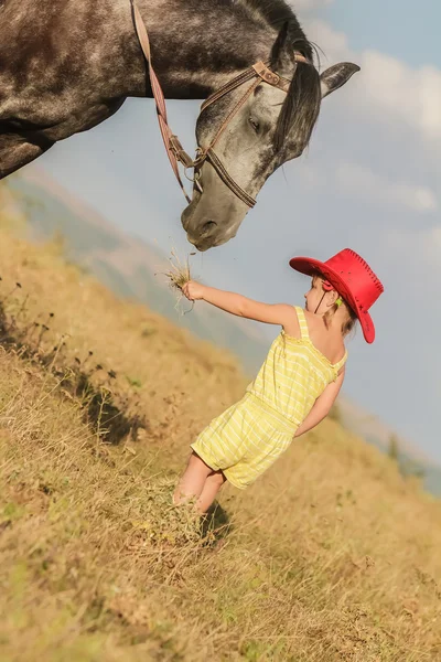 Zewnątrz portret szczęśliwy dziewczyna na koniu na farmie, wiejsko — Zdjęcie stockowe