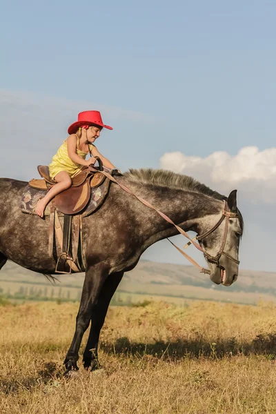 Zewnątrz portret szczęśliwy dziewczyna na koniu na farmie, wiejsko — Zdjęcie stockowe