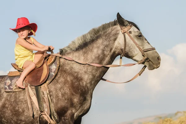 Utomhus porträtt av ung glad flicka Rider en häst på gården, rur — Stockfoto