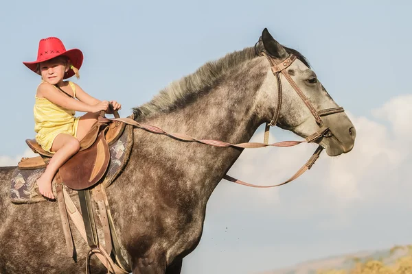 Outdoor Portret van gelukkig meisje berijden van een paard op de boerderij, rur — Stockfoto