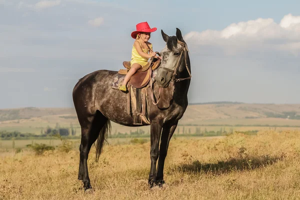농장, rur에 말을 타고 젊은 행복 한 여자의 야외 초상화 — 스톡 사진