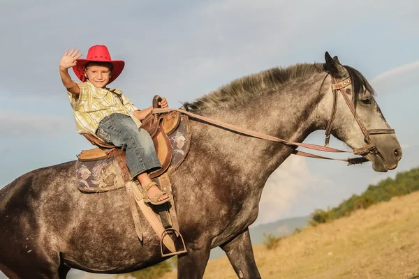Retrato al aire libre de niño feliz montado en un caballo en la granja, rura —  Fotos de Stock