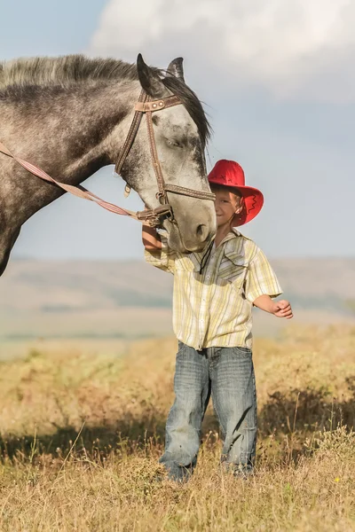 Εξωτερική πορτρέτο του ευτυχισμένο αγόρι Καβάλα σε άλογο σε αγρόκτημα, rura — Φωτογραφία Αρχείου