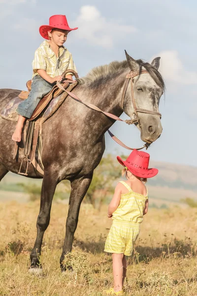 농장, 야외 초상화에 말을 타고 두 젊은 행복 한 아이 — 스톡 사진