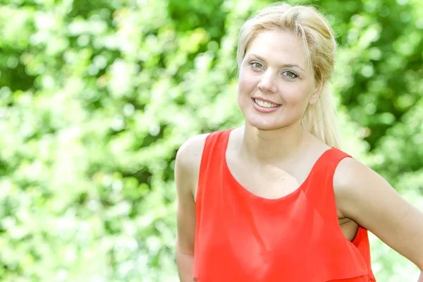 Outdoor portrait of young happy woman on natural background — Stock Photo, Image