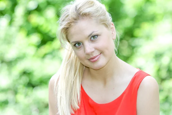 Outdoor portrait of young happy woman on natural background — Stock Photo, Image