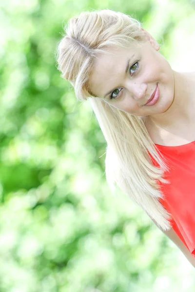 Outdoor portrait of young happy woman on natural background — Stock Photo, Image