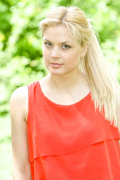 Outdoor portrait of young happy woman on natural background — Stock Photo, Image