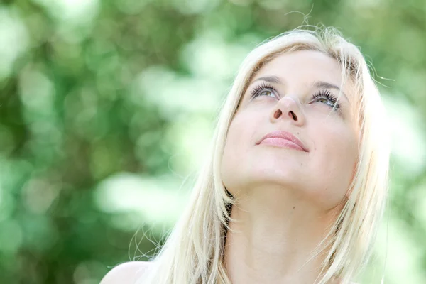 Retrato al aire libre de la joven mujer feliz sobre fondo natural — Foto de Stock