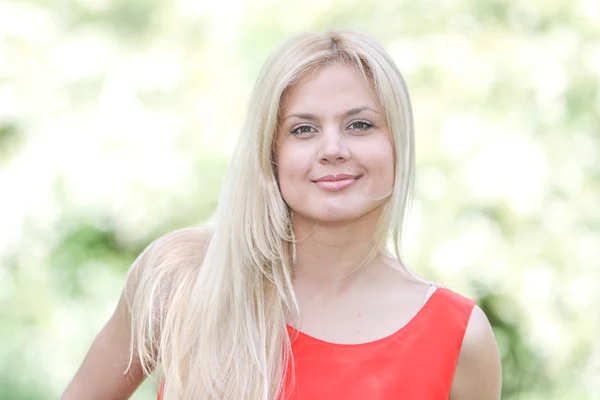 Outdoor portrait of young happy woman on natural background — Stock Photo, Image