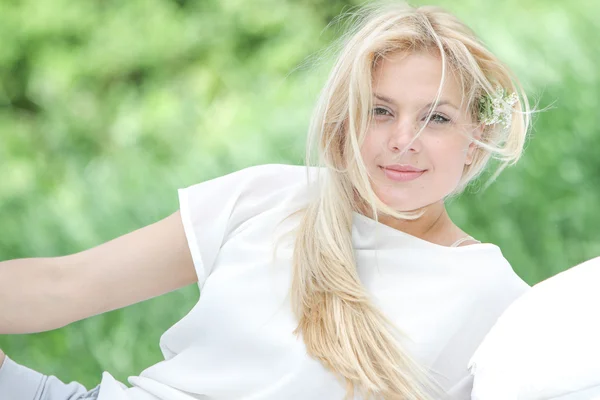 Genç mutlu kadın doğal backgr rahatlatıcı açık portresi — Stok fotoğraf