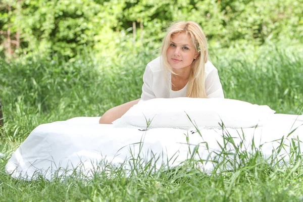 Retrato al aire libre de la joven mujer feliz relajarse en el fondo naturalgr — Foto de Stock