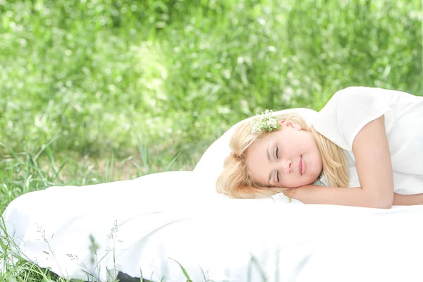 Fiatal, boldog nő a természetes háttérben pihentető kültéri portréja — Stock Fotó