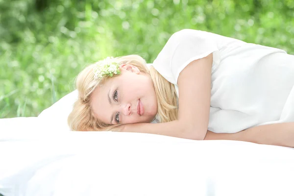 Портрет молодої щасливої жінки, що розслабляється на природному фоні — стокове фото