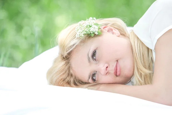 Retrato al aire libre de la joven mujer feliz relajarse en el fondo naturalgr — Foto de Stock