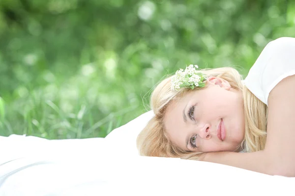 Venkovní portrét mladé šťastné ženy relaxační na přírodní pozadí — Stock fotografie