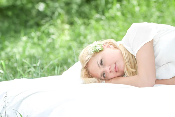 Retrato al aire libre de la joven mujer feliz relajarse en el fondo naturalgr — Foto de Stock